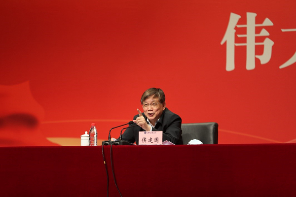 侯建国在国科大讲授思政课并调研——伟大复兴、强国有我